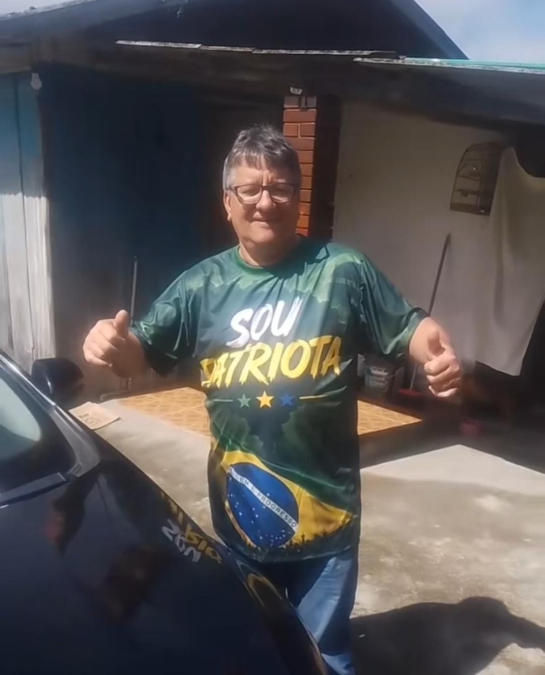 João Batista usando um produto A Pátria