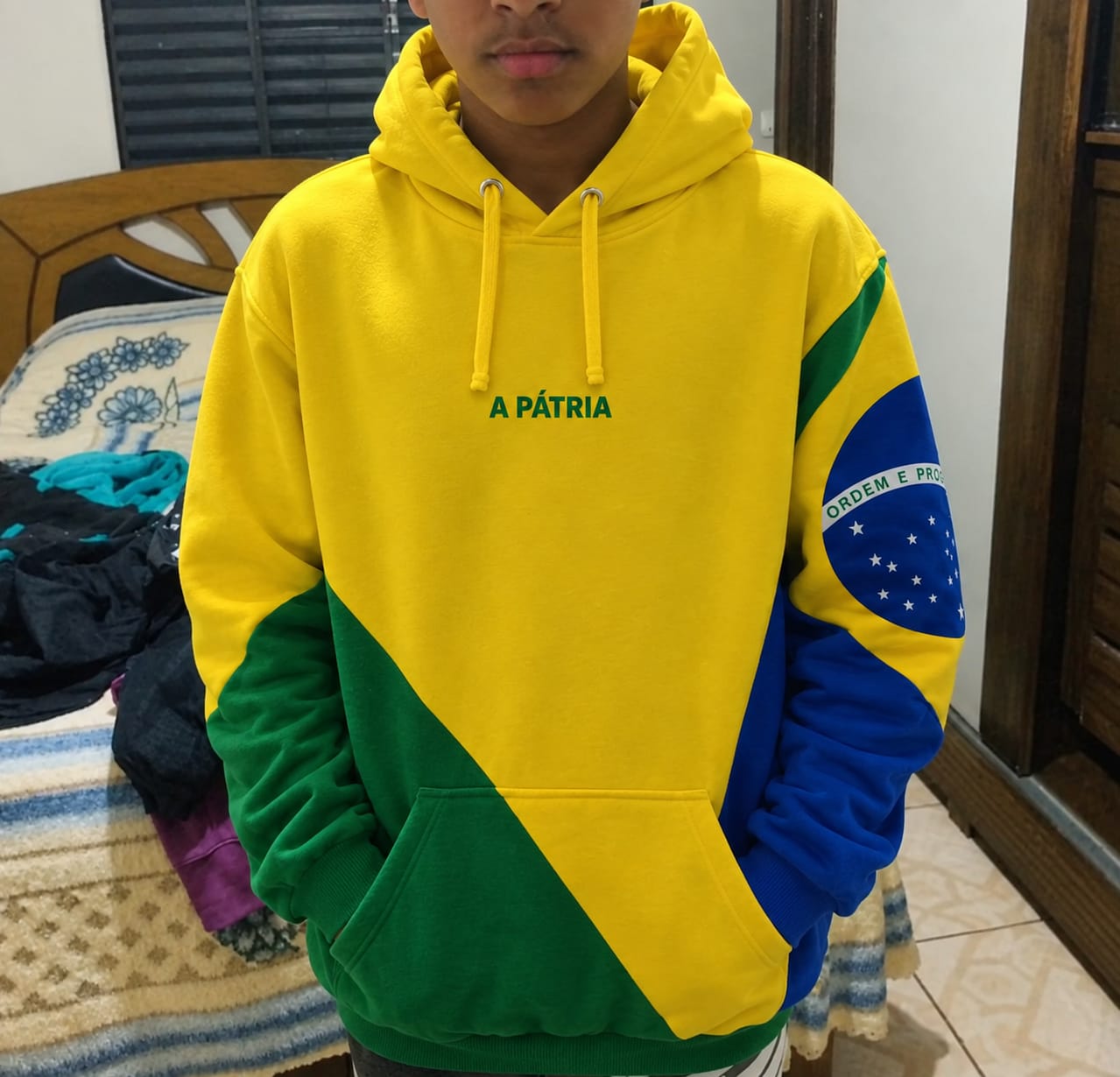 Wendel Muniz usando um produto A Pátria