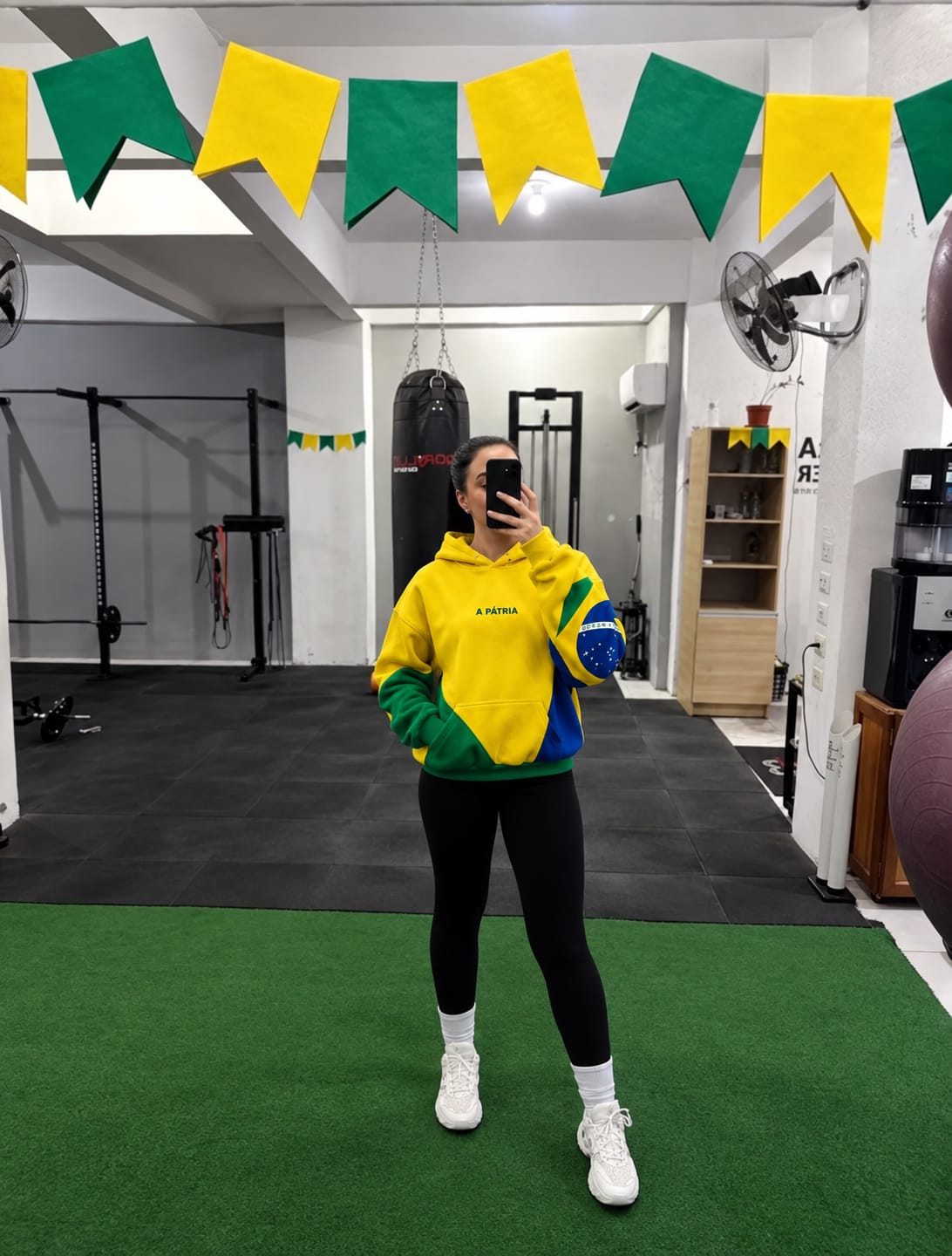 Cintia Vieira usando um produto A Pátria